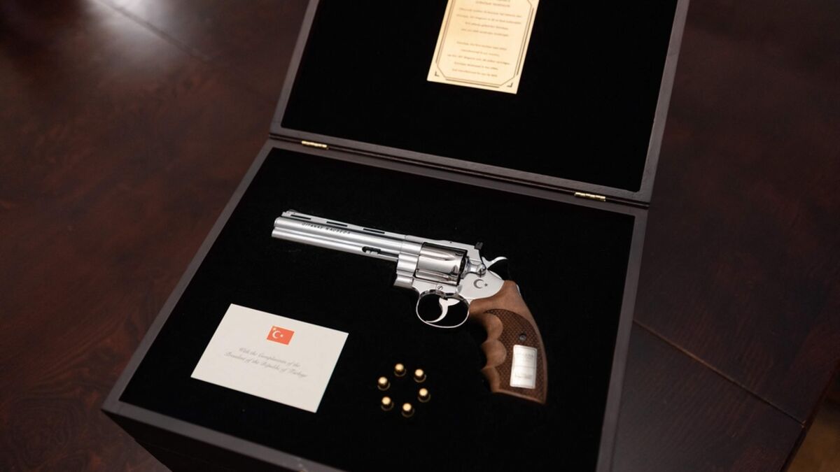 Kristersson to receive revolver gift