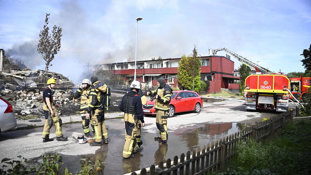 Entire row of townhouses burns