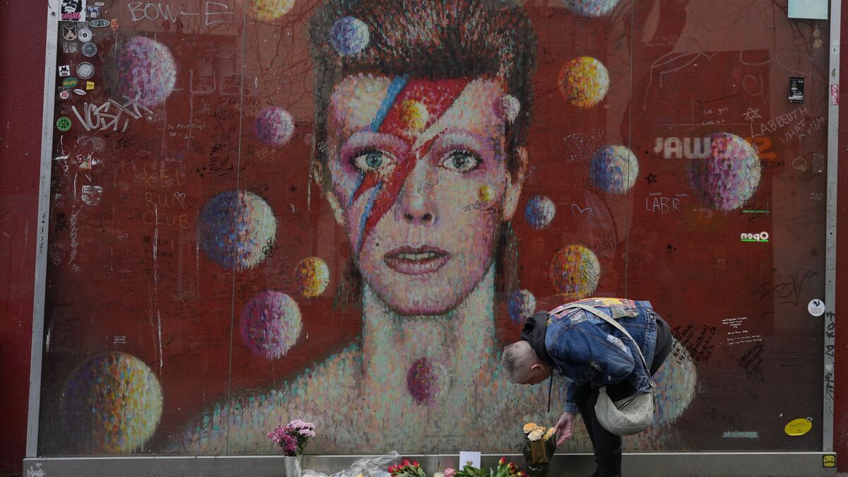 Compilation album of unreleased early Bowie songs to be released in September