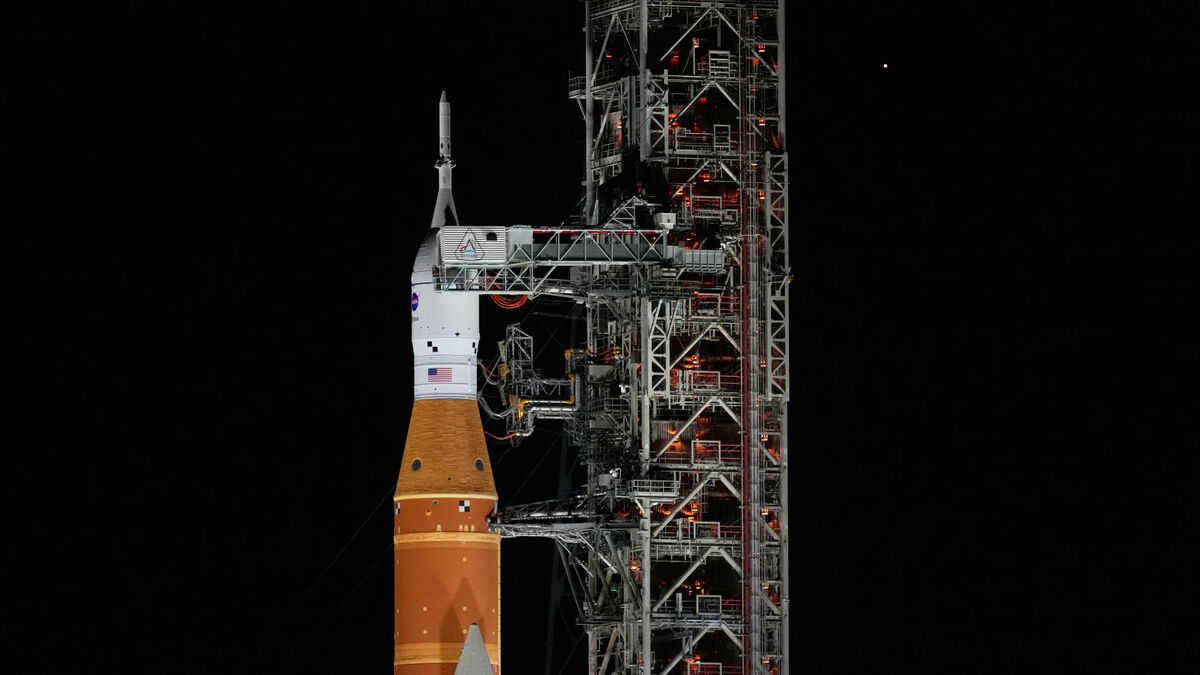 First manned lunar mission in 50 years postponed again