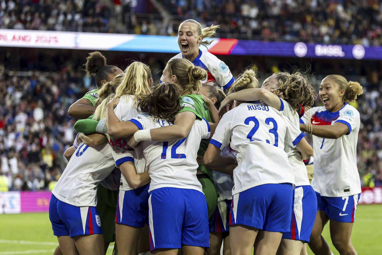 Chloe Kelly Leads England to