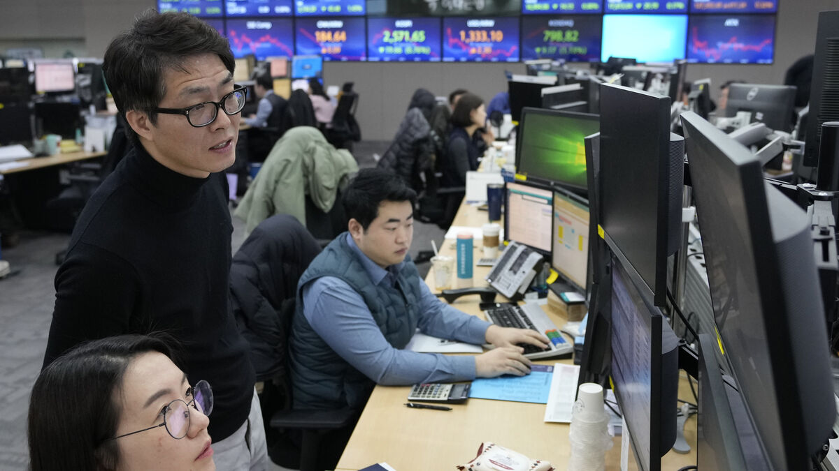 AI concerns cause Asian stock markets to fall