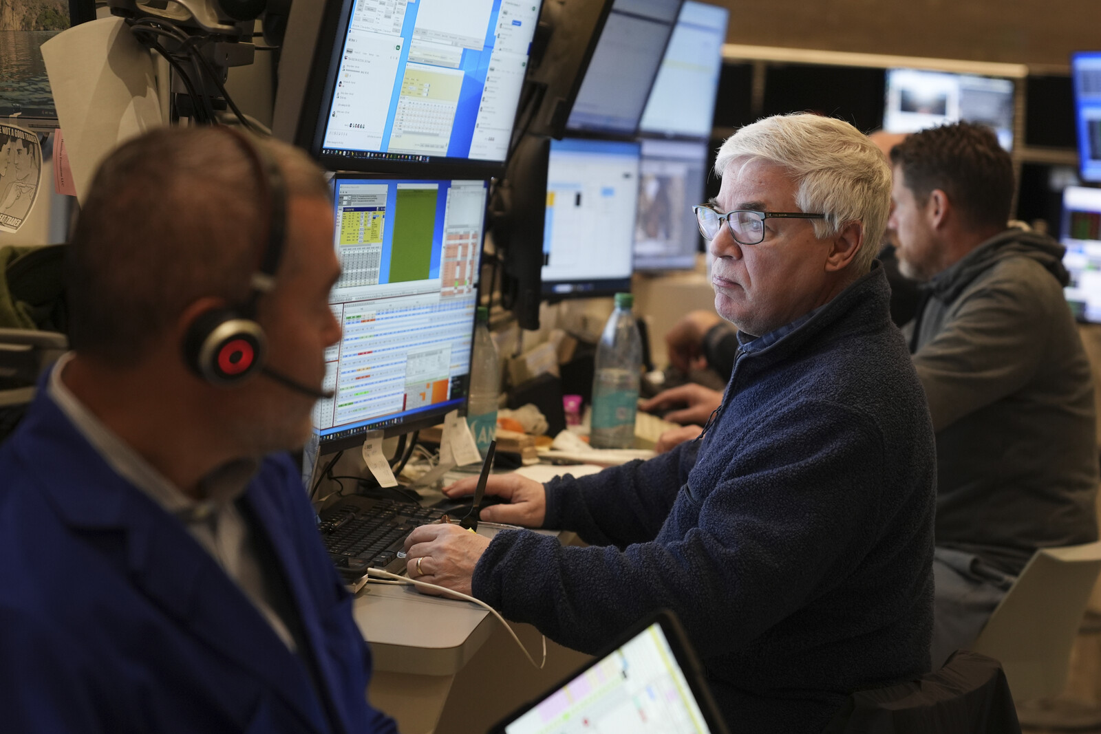 Wall Street Shows Cautious Gains as Economic Concerns Loom