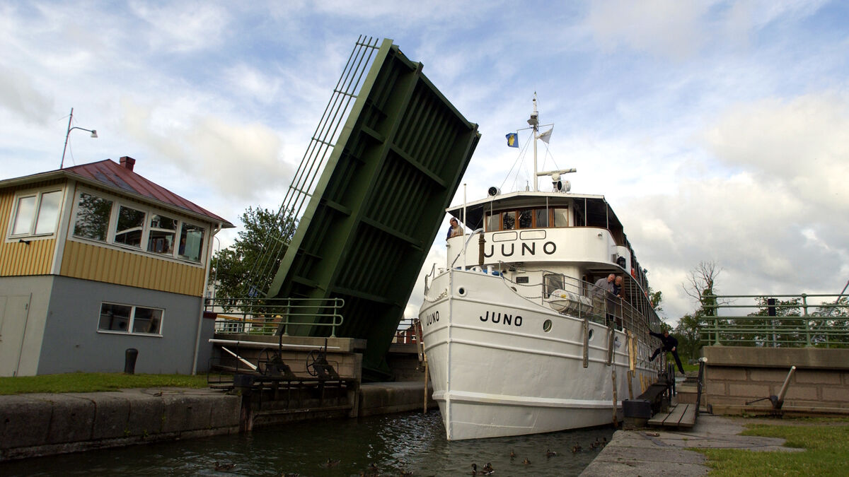 Navigation error caused canal boat Juno to run aground outside Trosa