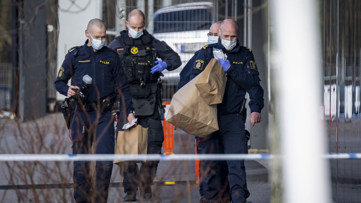 Suspicious object outside Malmö car