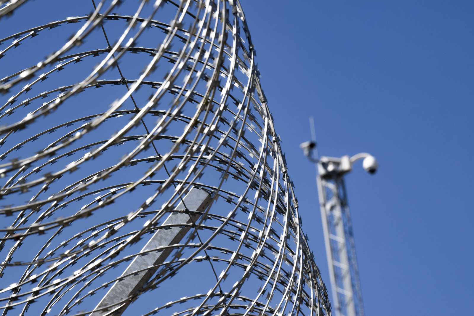 Prisoner Escapes in Fellow Inmate's Bag Near Lyon