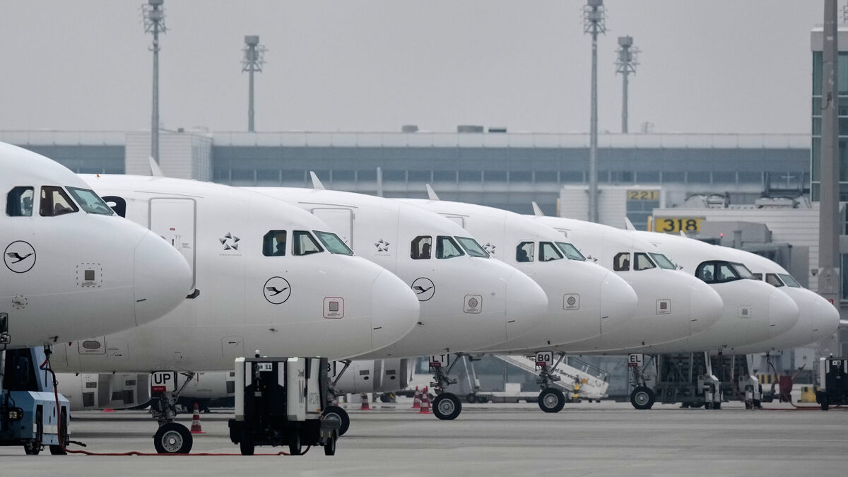 Munich airport closed after smoke
