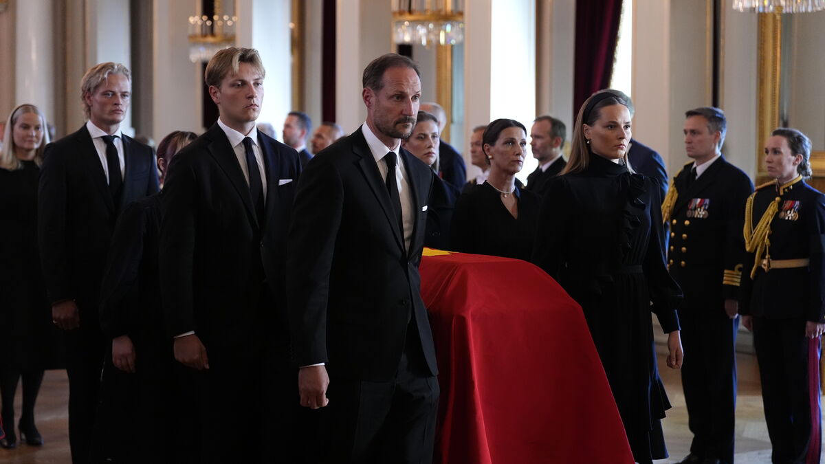 Marius Borg Høiby among pallbearers carrying King Harald’s coffin through Oslo palace