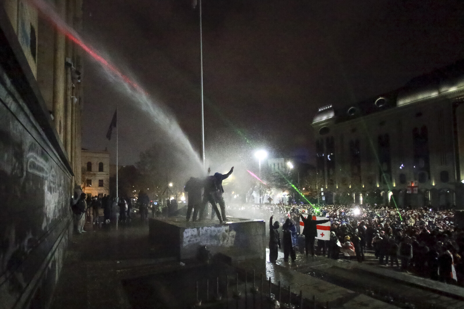 Fifth night in a row – thousands demonstrate