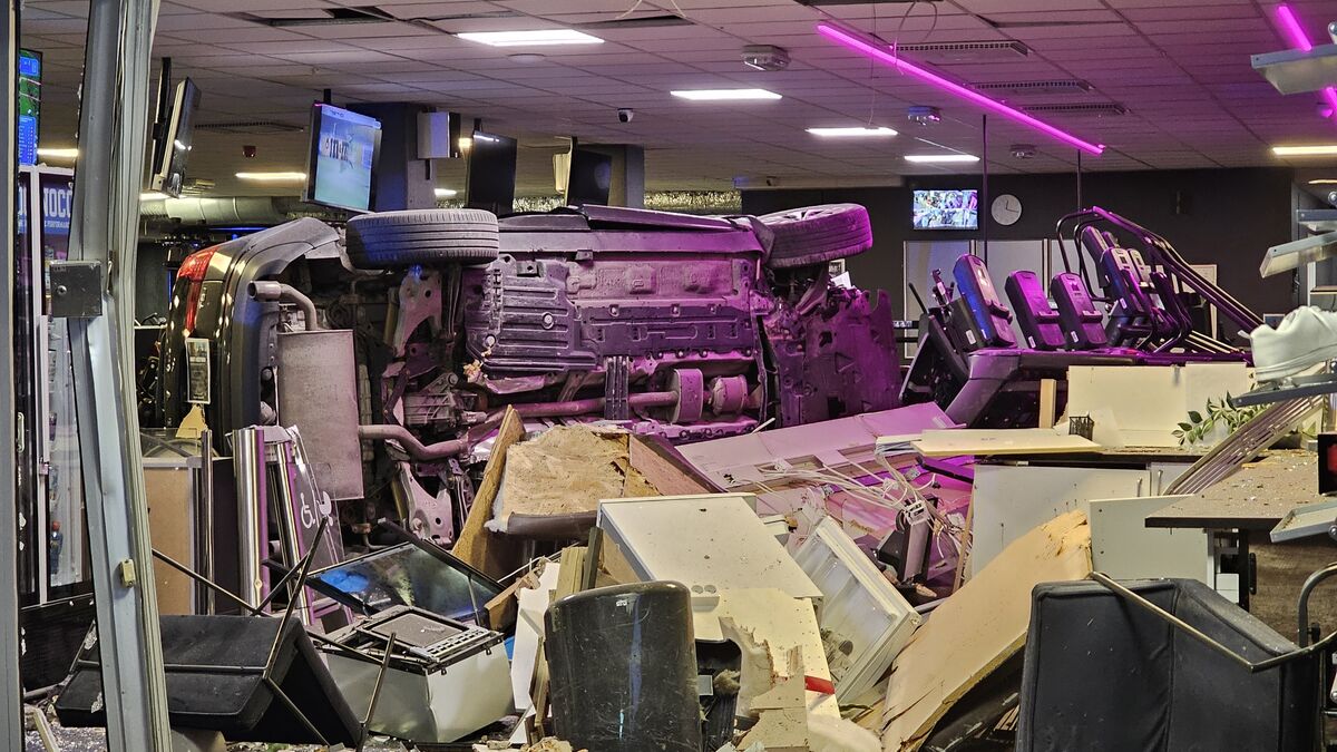 Car crashes into Sundsvall gym, man and child in vehicle
