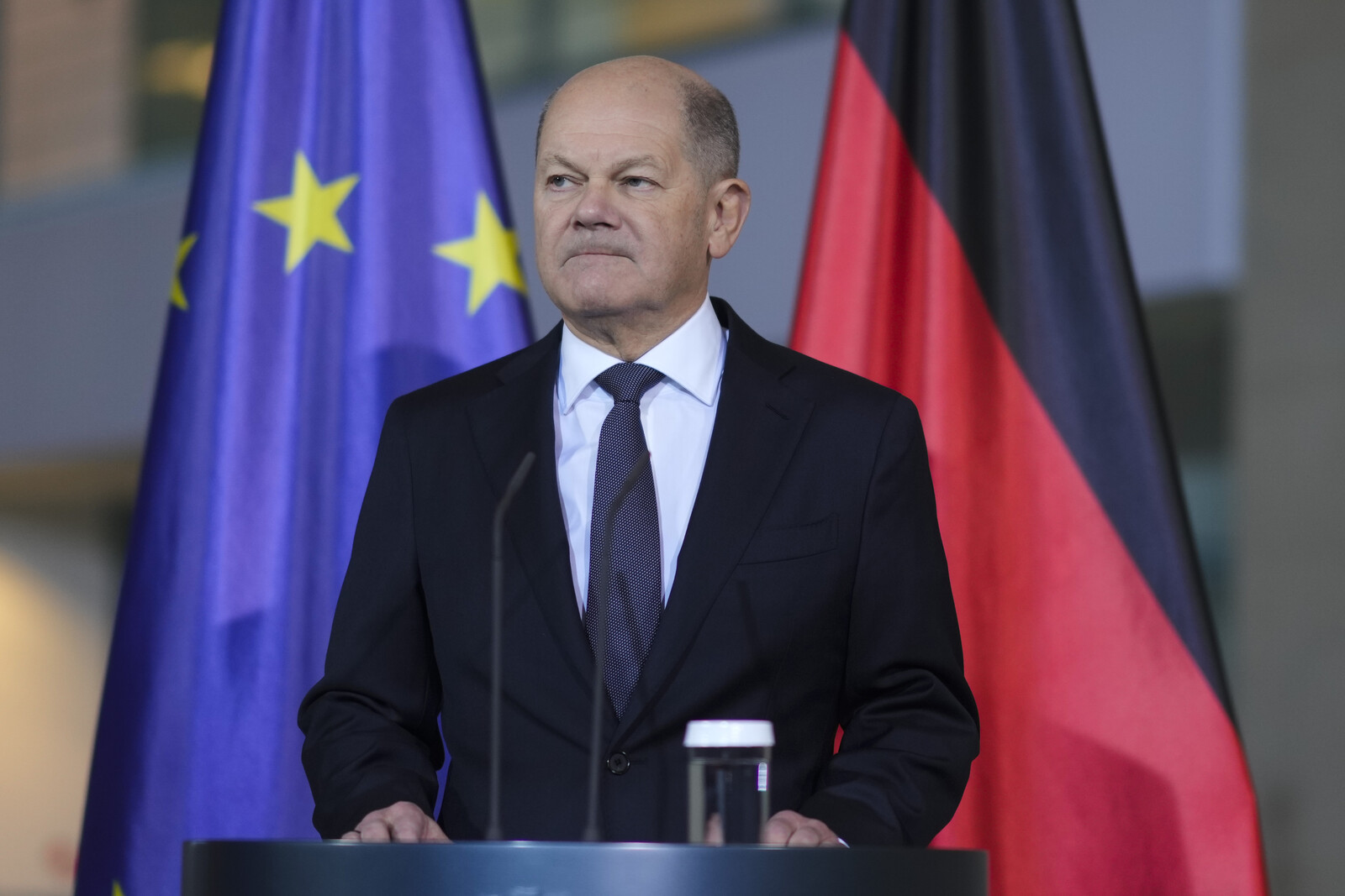 Scholz Requests Vote of Confidence Next Week