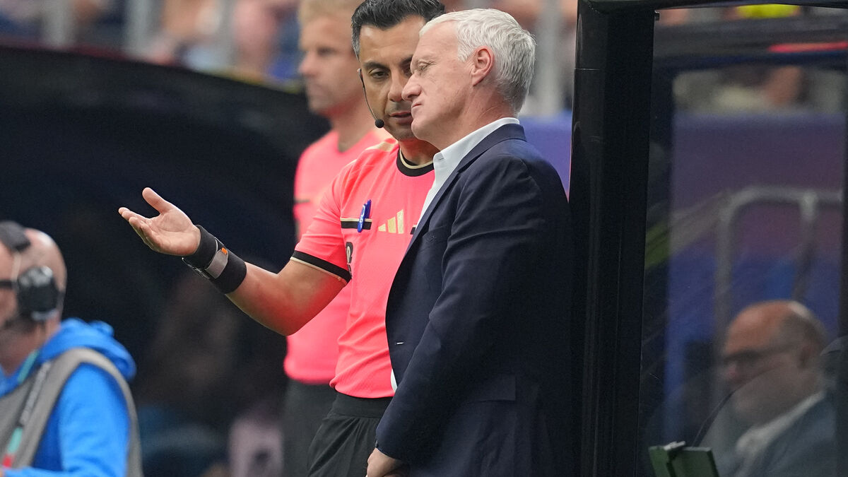 Didier Deschamps questions referee after