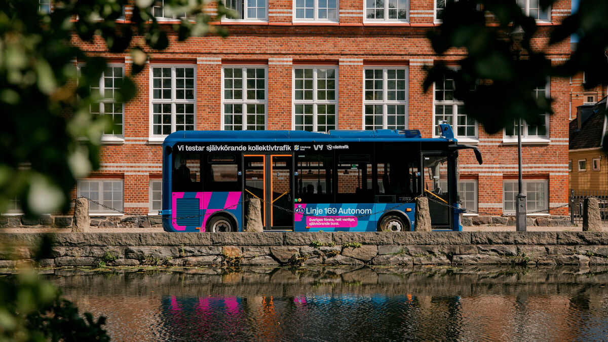 Self-driving bus in crash on premiere day