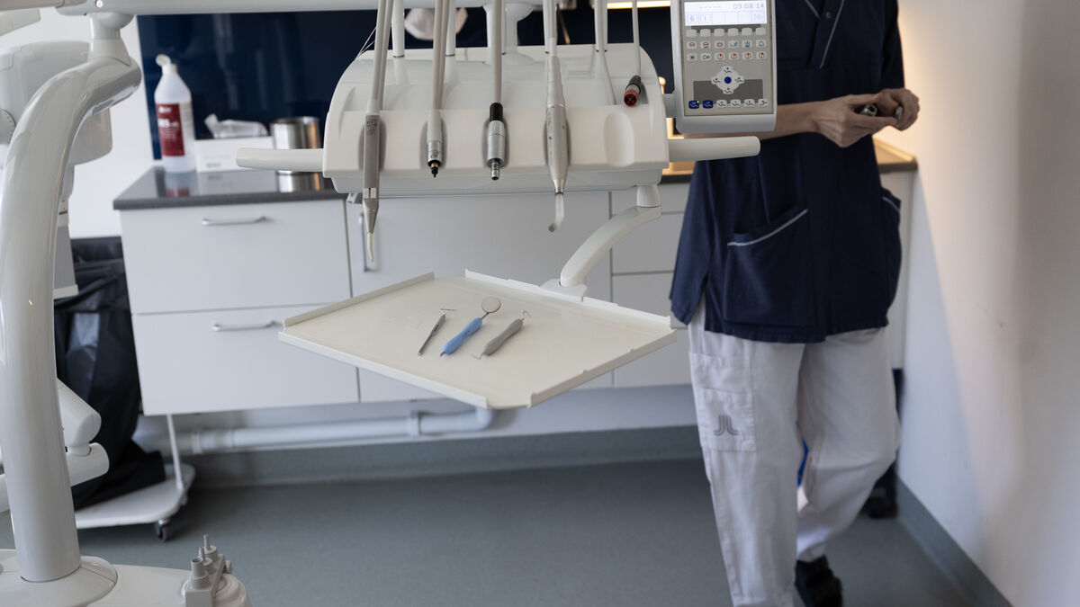 Dental crown stuck in patient's lung after being swallowed during dental visit