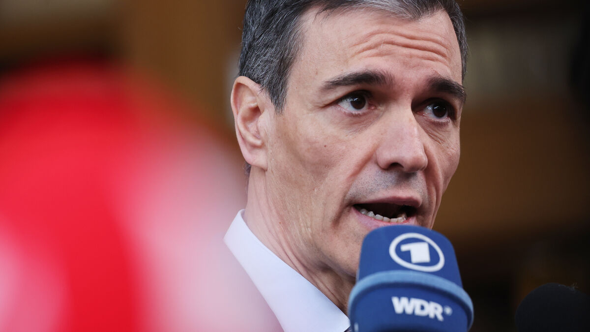 Spanish police search ruling Socialist Party headquarters in Madrid