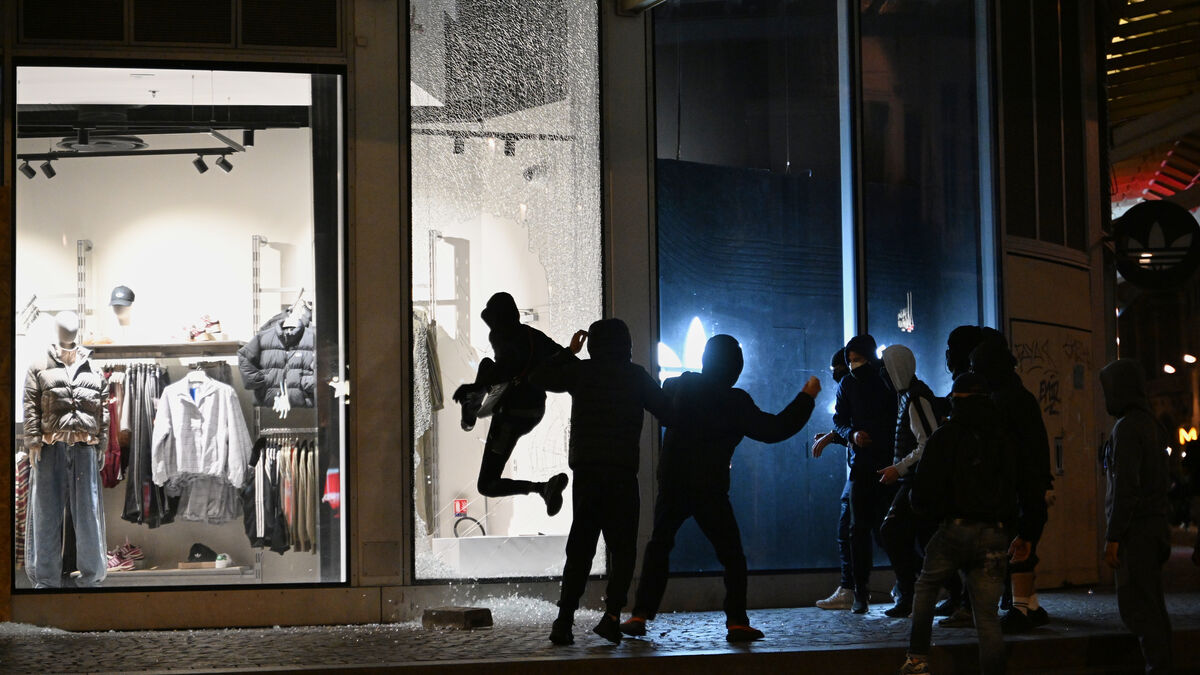 French Protest Violence: Sociologist Warns