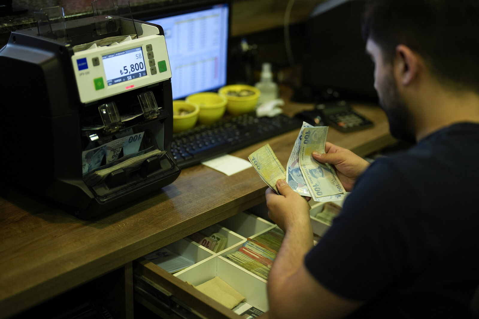 Turkey lowers interest rate – now below 50 percent