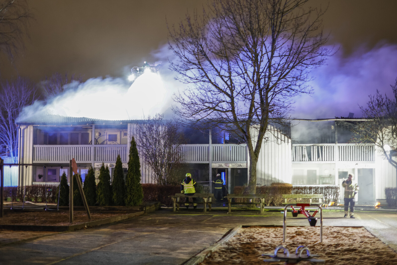 Fire rages in apartment building in Vara