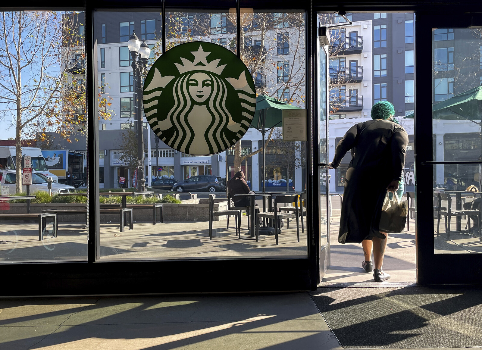 Starbucks cuts back – 1,100 employees laid off