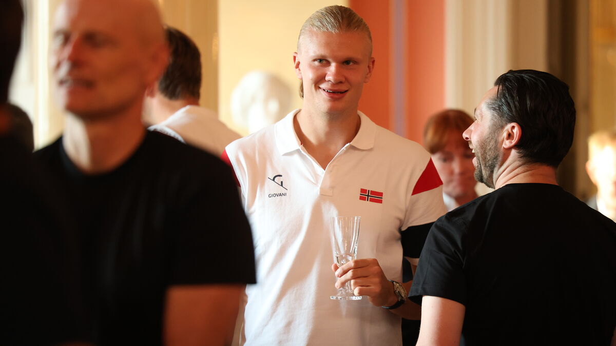 Over 100,000 greet Norway’s World Cup team in Oslo, but Erling Haaland misses celebration