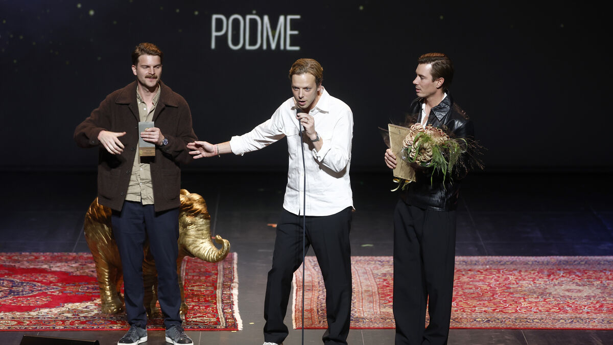 Gold and platinum bars handed over to comedy group JLC and the estate that sold the Mölndal house