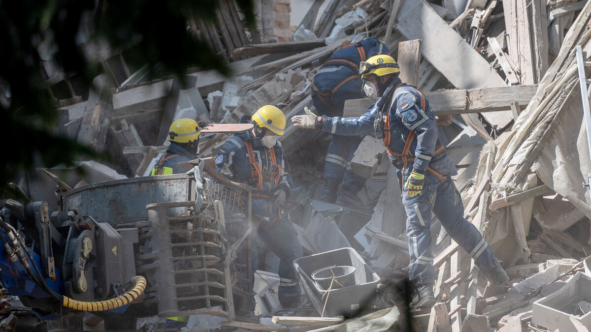 House collapses in suspected gas
