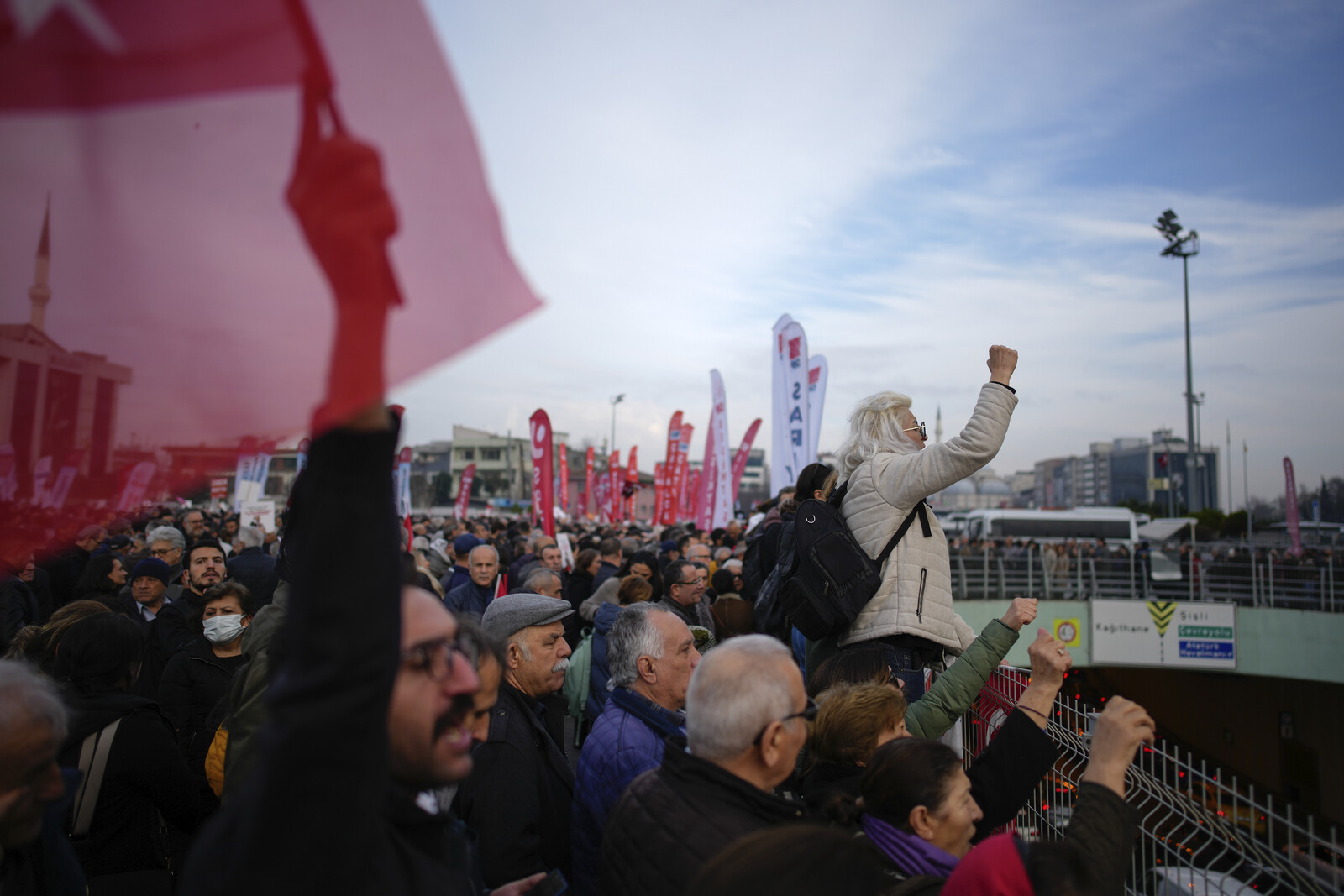 Erdogan's Challenger in Court - Chaos Outside