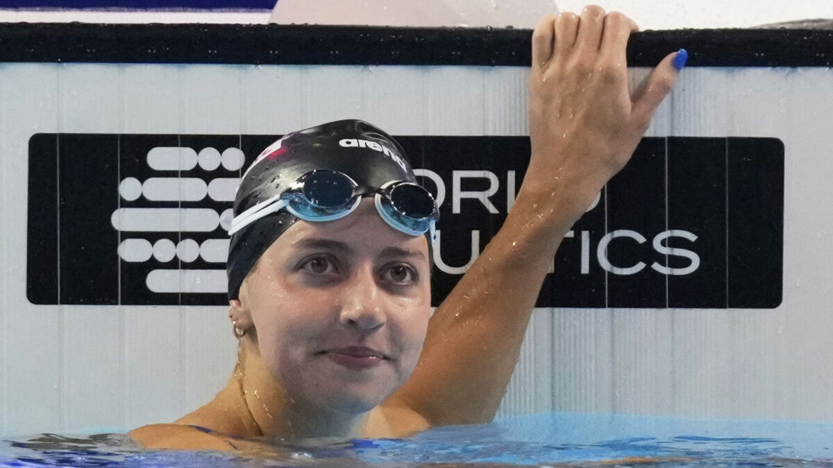 Kate Douglass breaks Sarah Sjöström's 50-meter freestyle world record