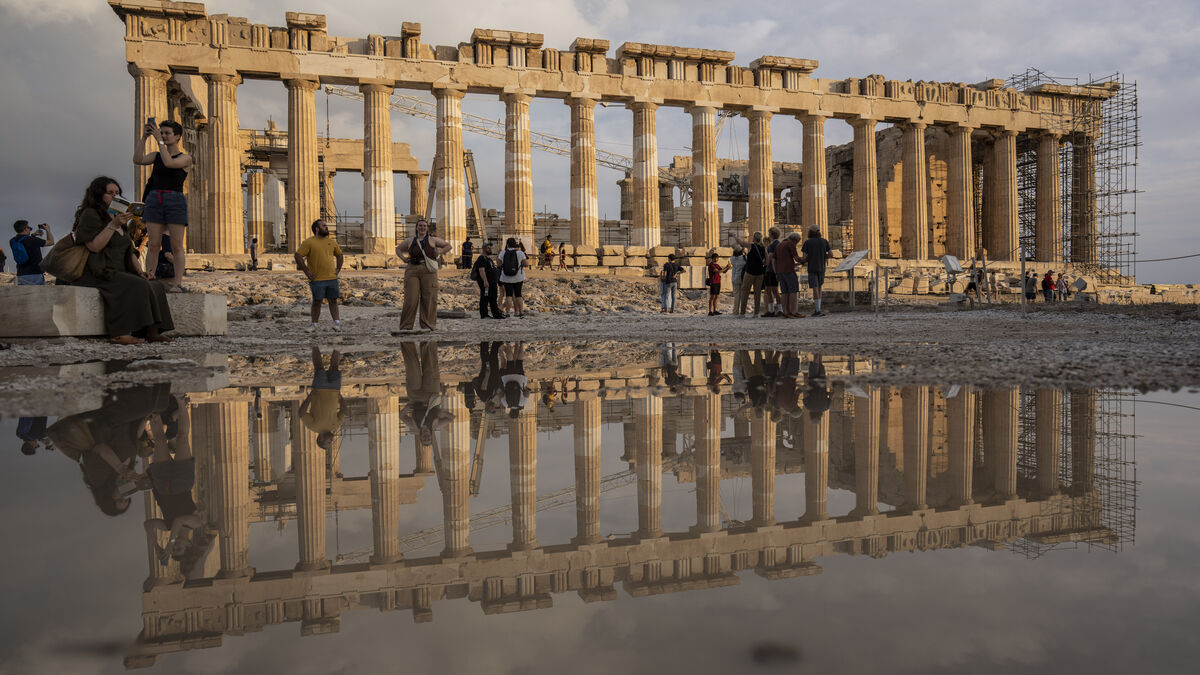 Two Greek American tourists stabbed