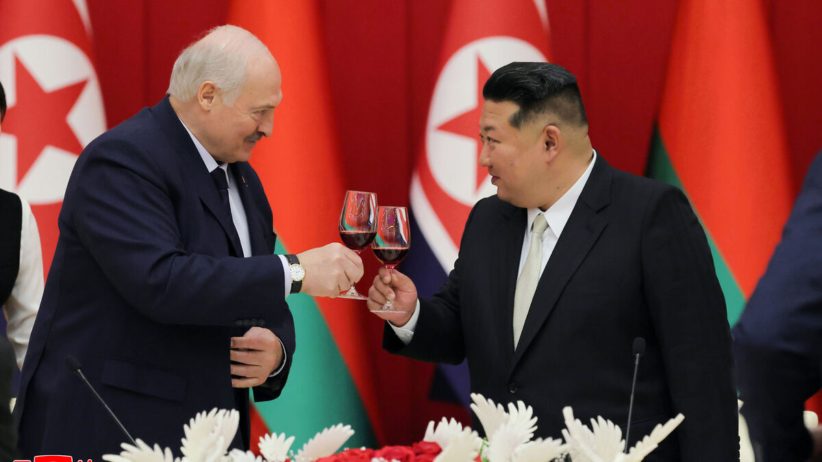 Lukashenko brings assault rifle as