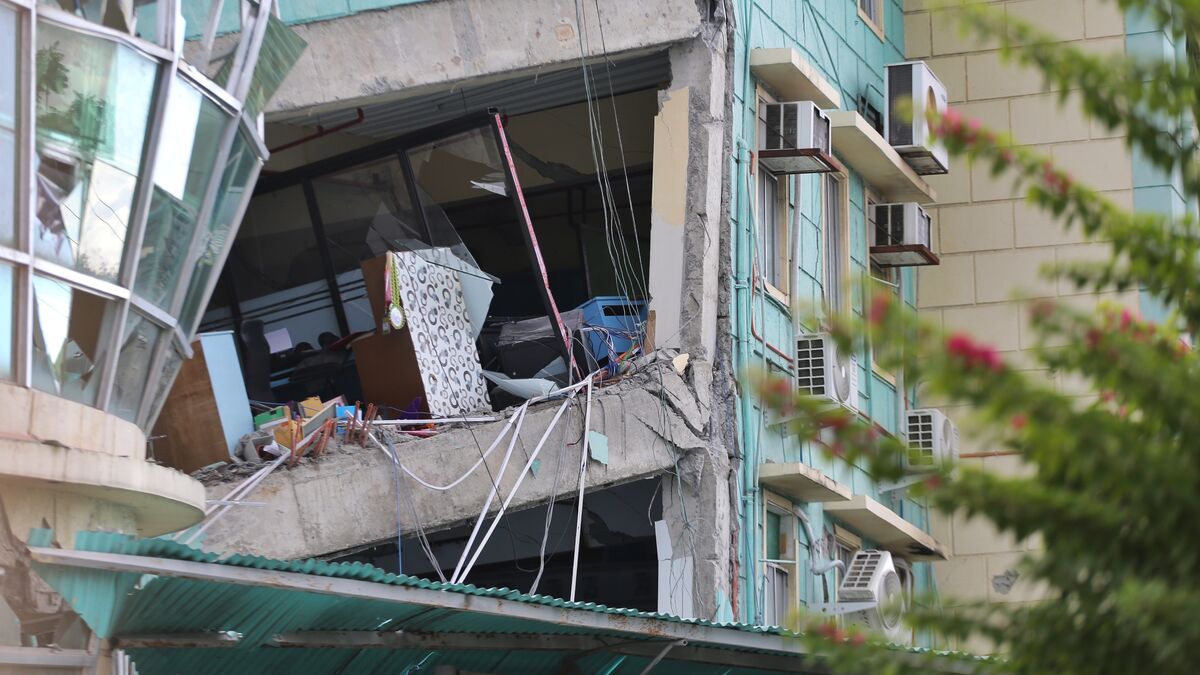Thousands homeless after magnitude 7.8