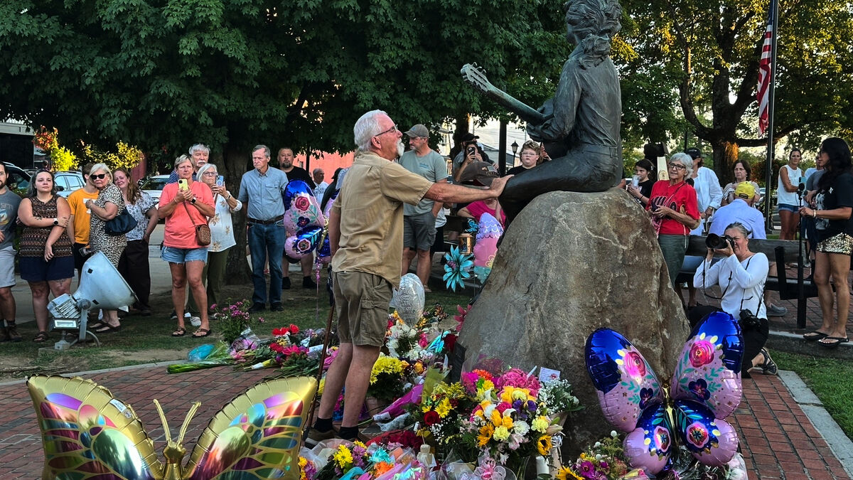 Dolly Parton honored in her hometown of Sevierville, Tennessee