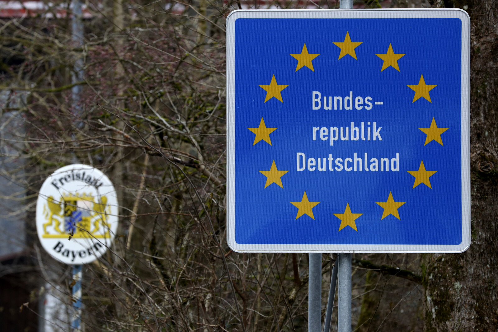 Germany introduces border controls –