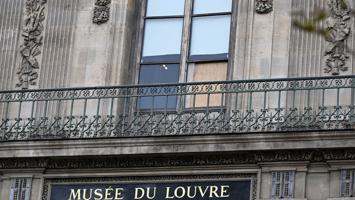 Louvre Apollo Gallery reopens after huge jewel heist