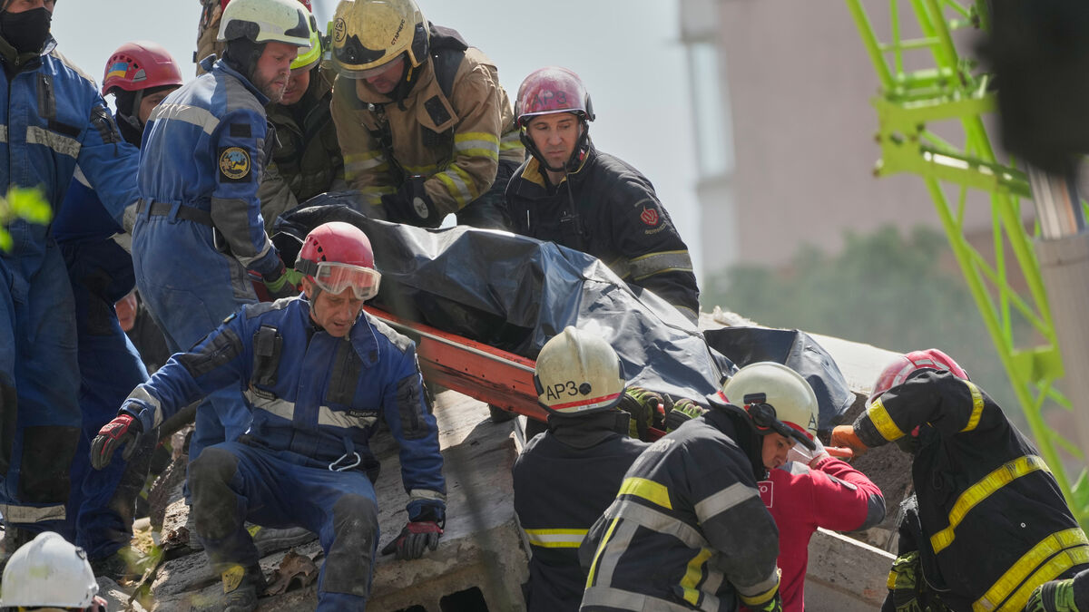 Russian mass attacks on Ukraine - bodies pulled from rubble
