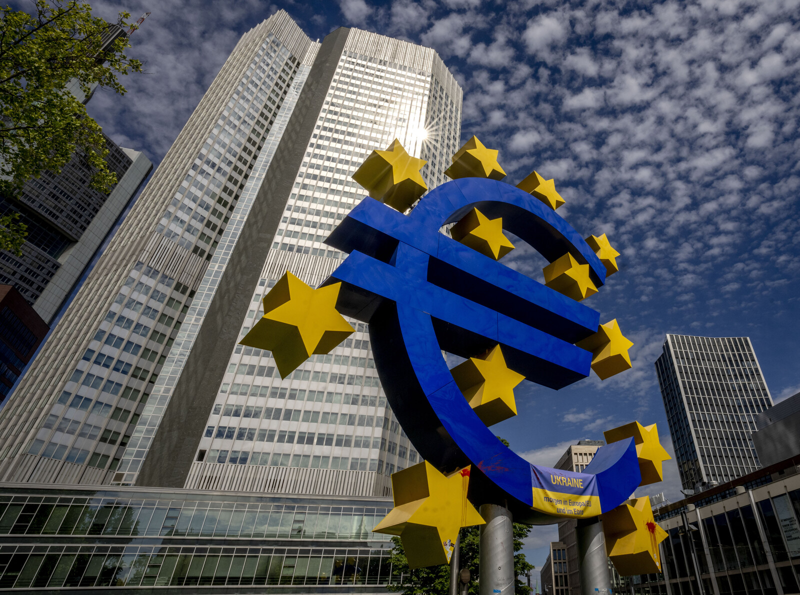The euro is close to a record high against the dollar in the trade war.