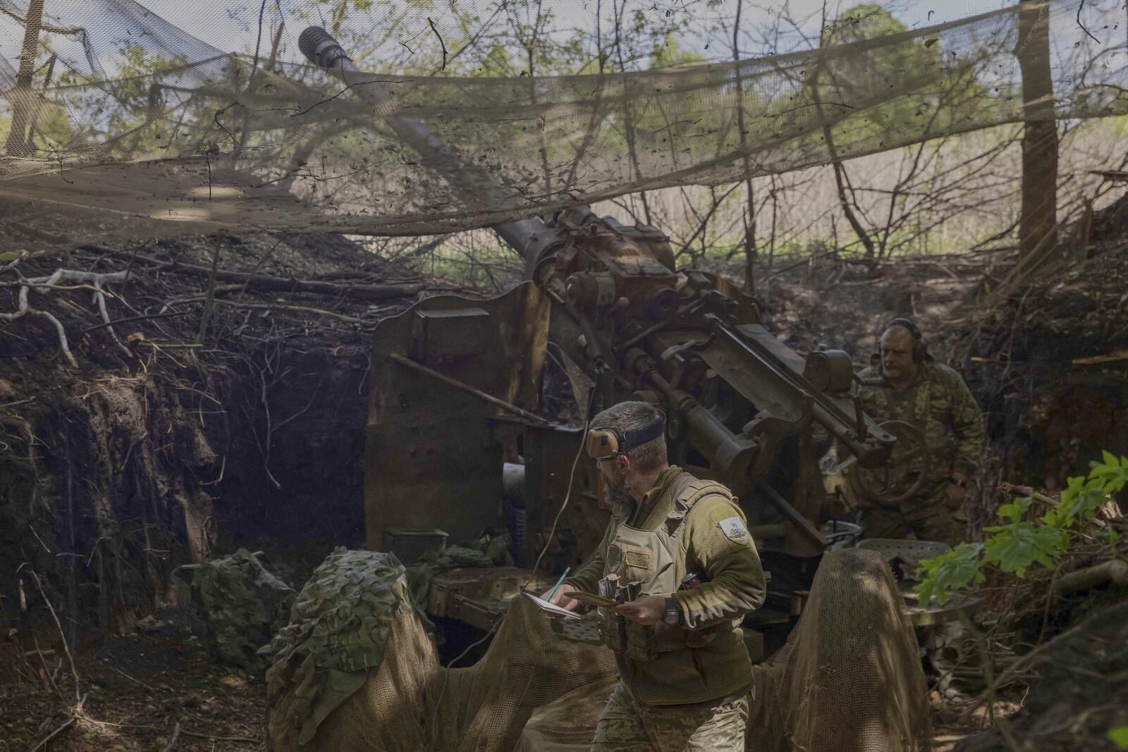 Thousands of Ukrainian Men Attempt to Flee War Amid Restrictions