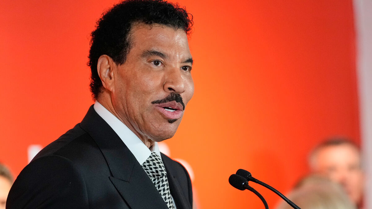Lionel Richie falls ill on stage, cancels concert in Saint Paul, Minnesota
