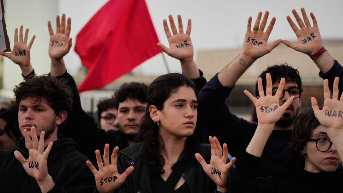 Israelis demand an end to