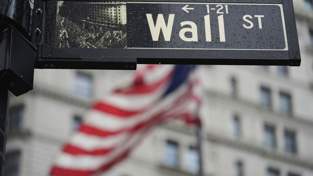 Wall Street regains courage after dark Friday