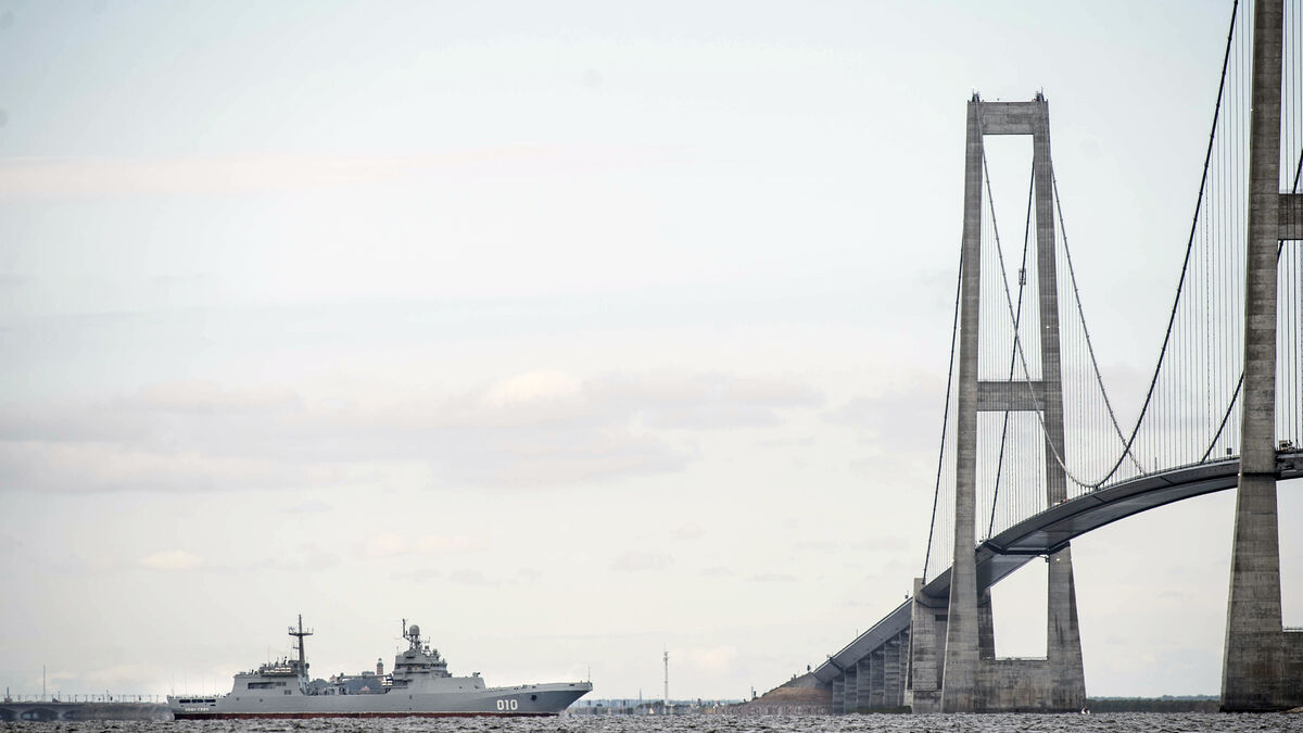 Putin’s superyacht Graceful sails through Danish waters, escorted by Russian ships