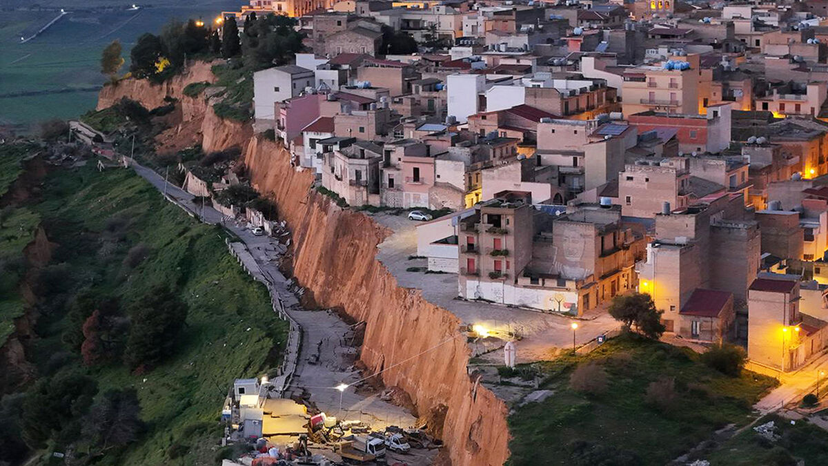 Niscemi, Sicily, teeters on cliff