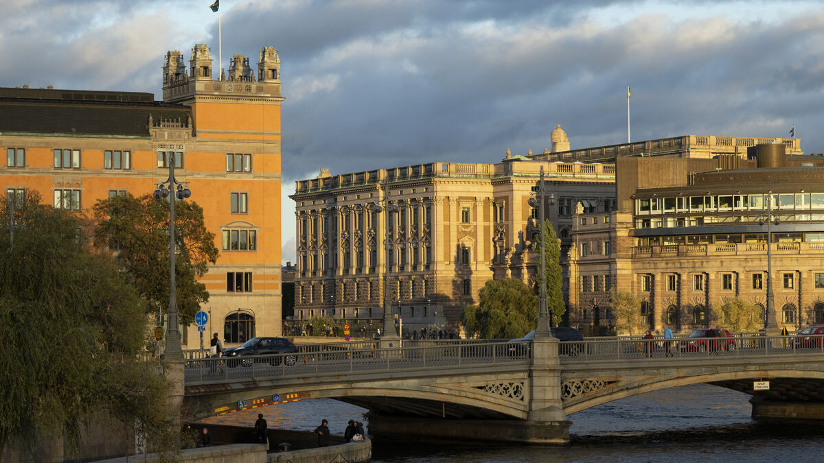 Economists urge restraint as Swedish election promises focus on tax cuts and stimulus
