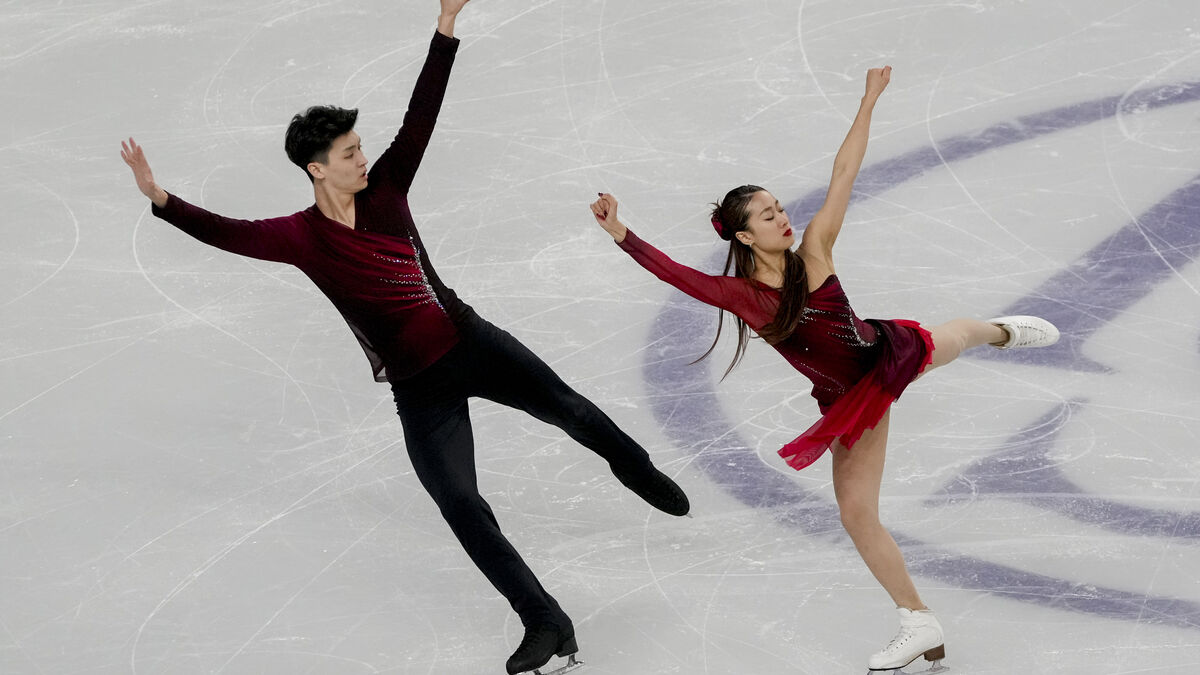 Chinese Ice Dancers Investigated for Toy Robot Incident at Grand Prix