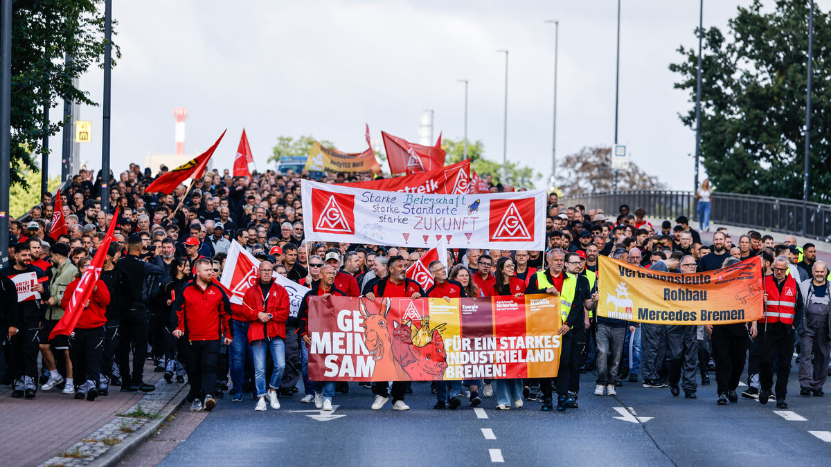 Thousands protest Mercedes-Benz cost-cutting plans in Germany