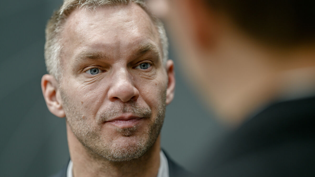 Minister Erik Slottner promised to be stricter but again involved in decisions on companies where he held shares