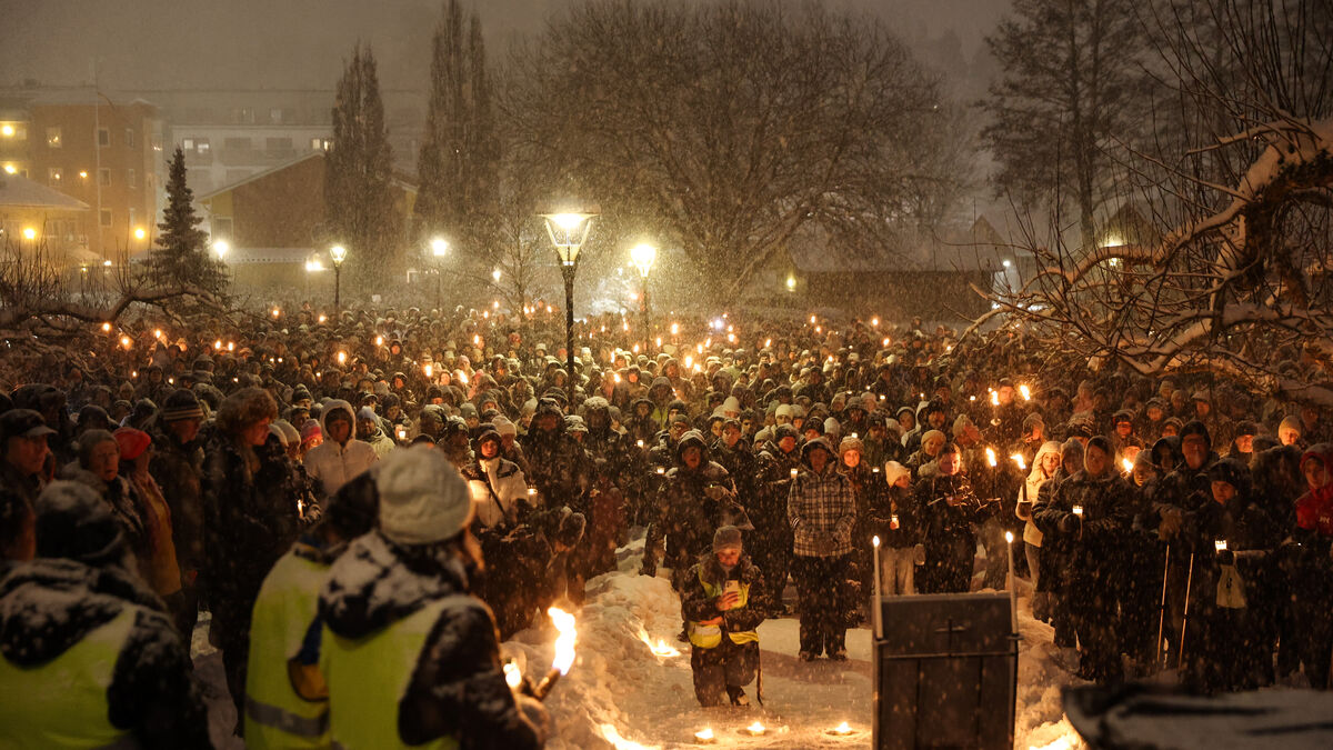 Large candlelight demonstration in Rönninge after the murder