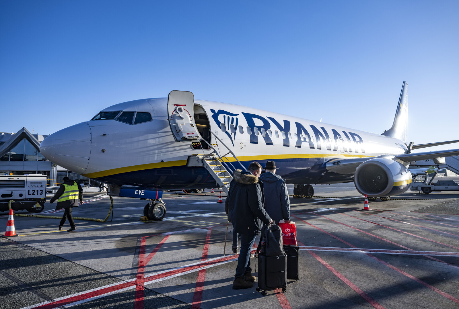 Ryanair Considers Raising Staff Bonus to Curb Oversized Baggage Fraud