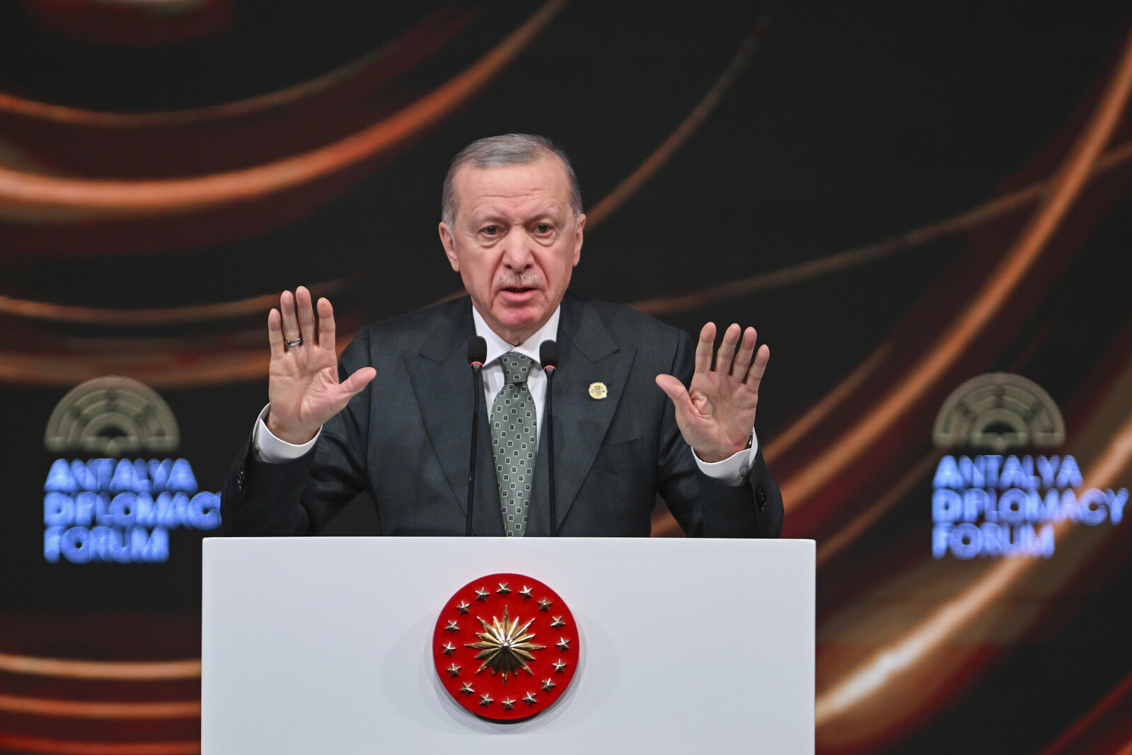 Turkey Proposes Hosting Peace Talks Amid Russia-Ukraine Tensions