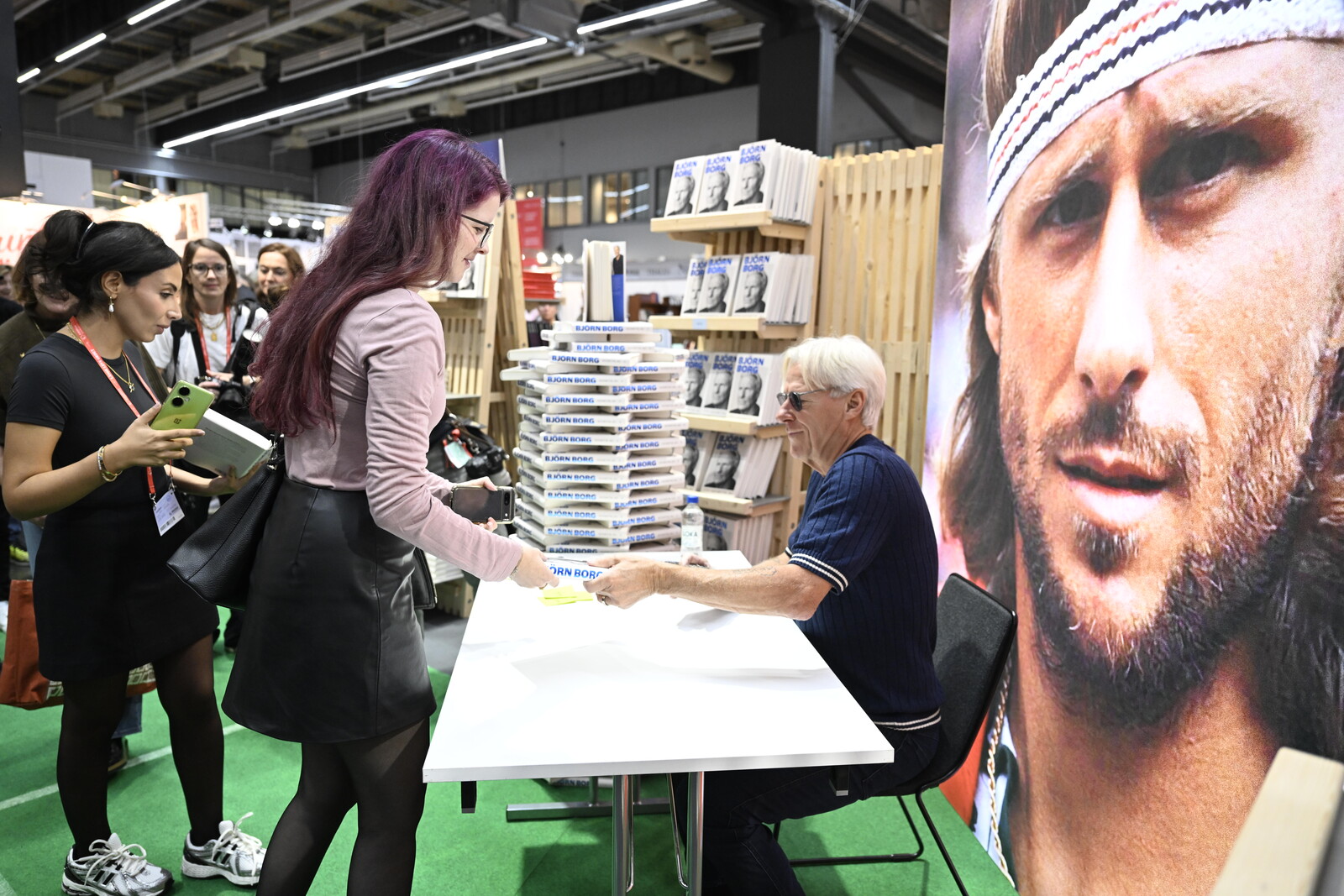 Long Queues for Fredrik Backman